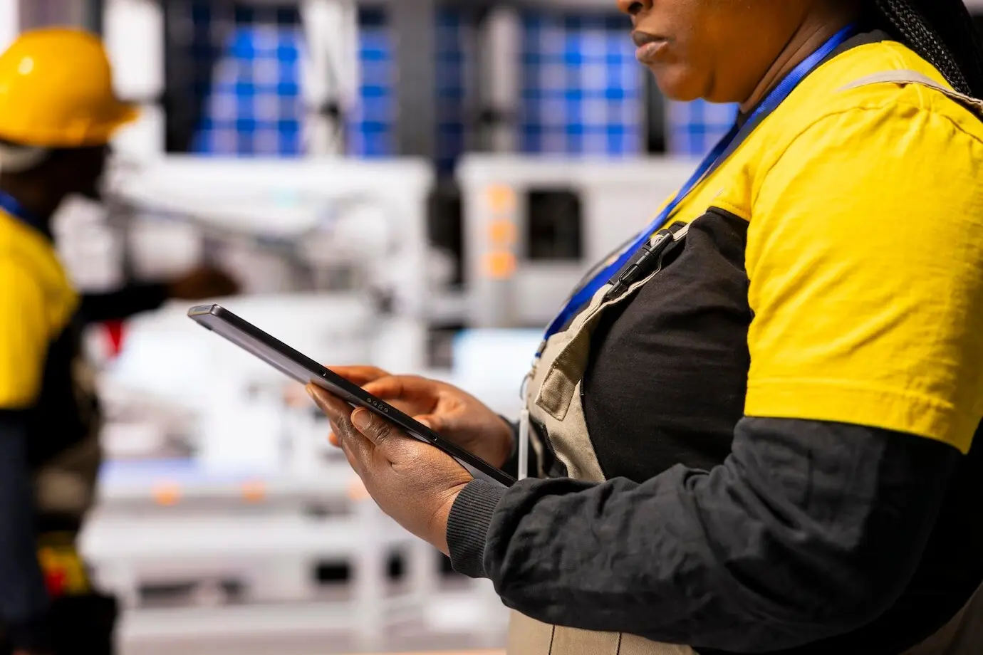 Ingeniero de la Industria 4.0 que moderniza sistemas de automatización robótica.