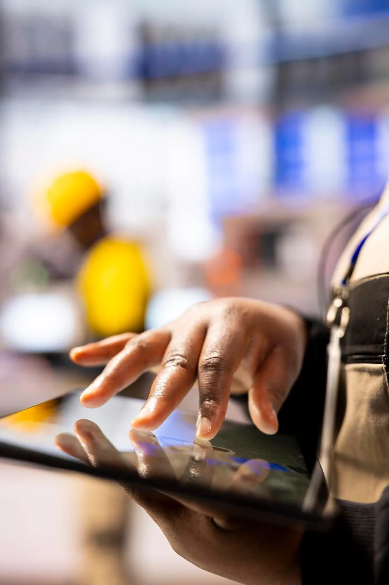 Ingeniero de producción trabajando en una tableta